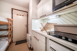 Een koelkast, een magnetron, een oven, een kookplaat