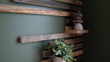 Un mur avec des étagères en bois et une plante en pot.
