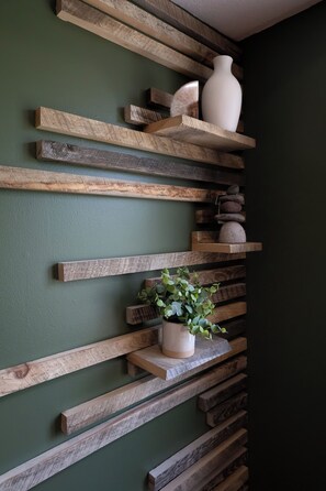 Een muur met houten planken en een bloempot.