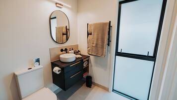 Douche, sĂšche-cheveux, serviettes fournies, savon