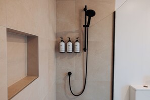 Dusche, Haartrockner, Handtücher, Seife