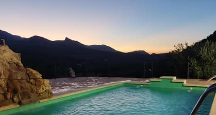Casa de vacaciones 'Casa Rural La Encina' con vistas a la montaña, piscina y aire acondicionado