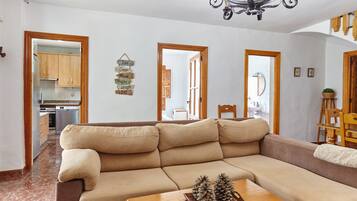 Een televisie en een open haard