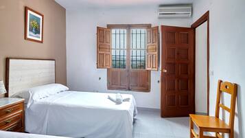 4 habitaciones, tabla de planchar con plancha y ropa de cama