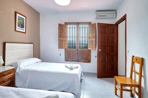 4 bedrooms, iron/ironing board, bed sheets