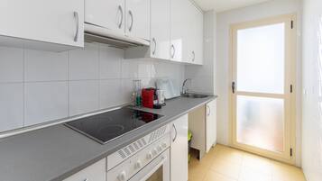 Een koelkast, een magnetron, een oven, een kookplaat