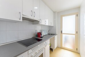 Fridge, microwave, oven, stovetop - Apartment 'Toledo Ciudad De Las Tres Culturas' with Mountain View, Wi-Fi and Air Conditioning (Villamiel de Toledo)