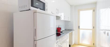 Refrigerador, microondas, horno, placa de cocina