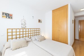 1 slaapkamer, een strijkplank/strijkijzer, gratis wifi, beddengoed