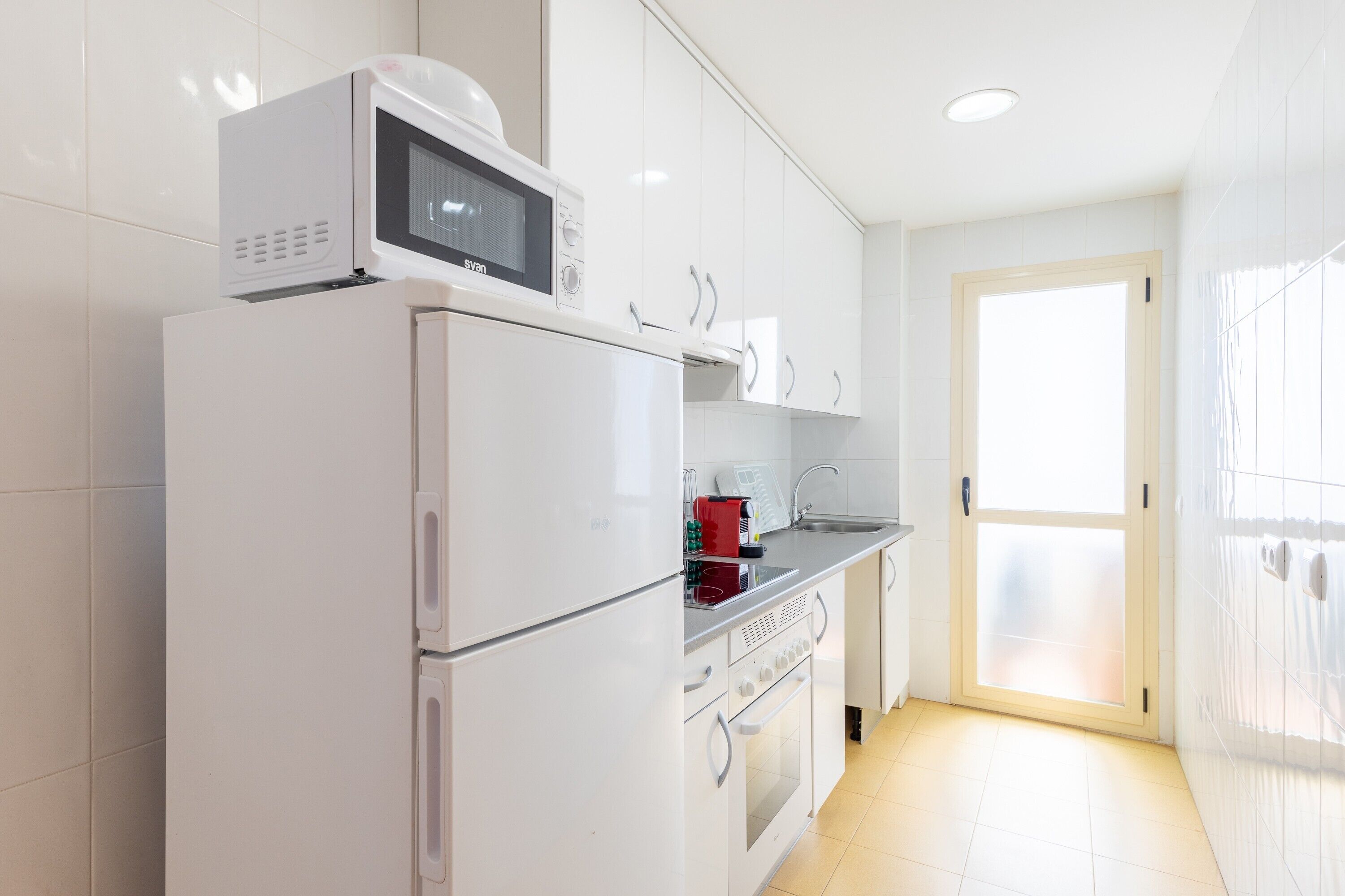 Een koelkast, een microgolfoven, een oven, een kookplaat