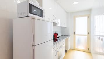 Een koelkast, een microgolfoven, een oven, een kookplaat