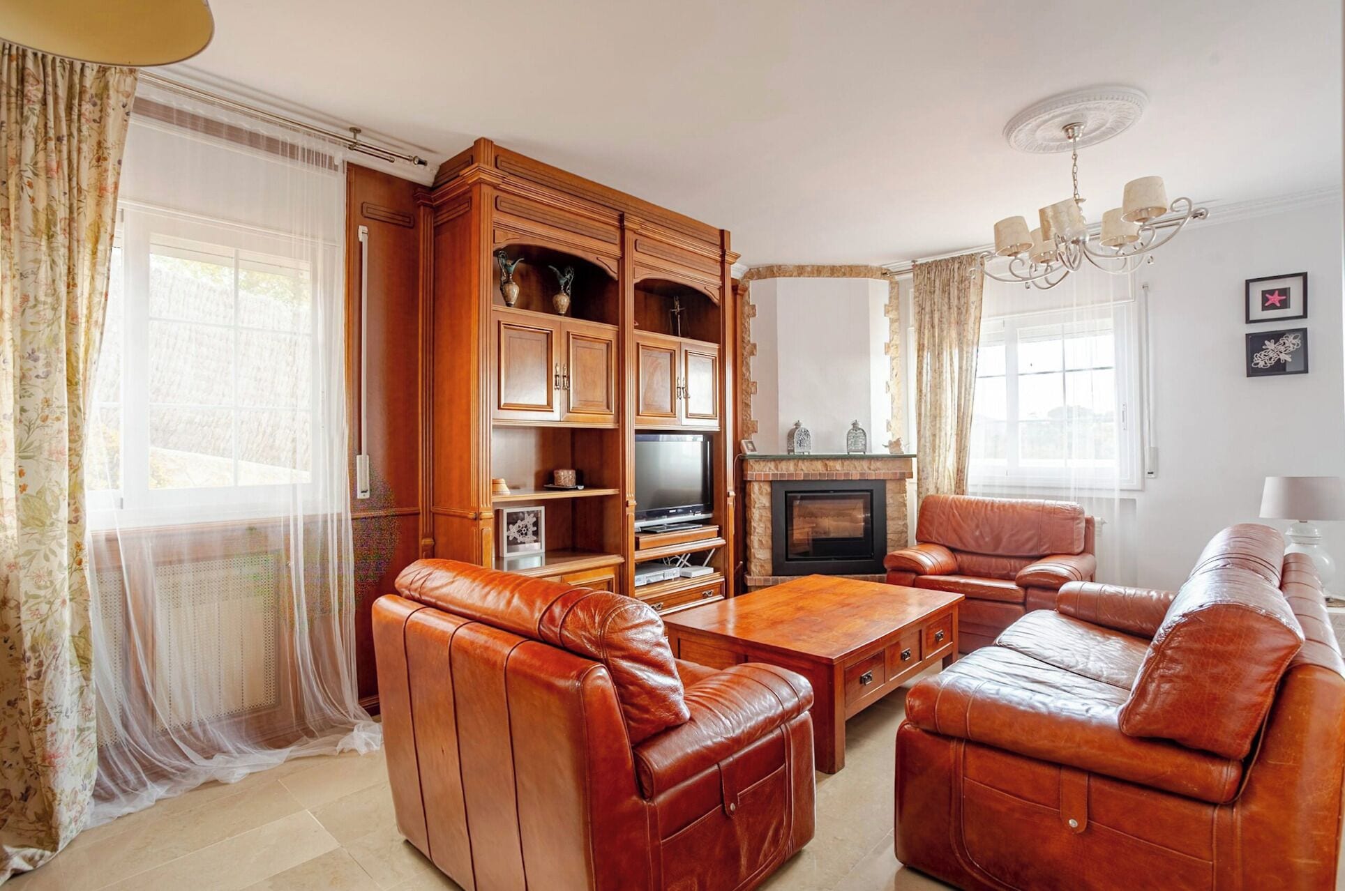 TV, fireplace, table tennis, stereo