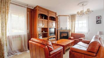 Una televisión, una chimenea, una mesa de tenis de mesa