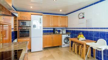 Jääkaappi, mikroaaltouuni, uuni, liesi