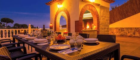 Outdoor dining