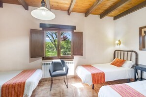 4 bedrooms, iron/ironing board, free WiFi, bed sheets