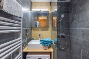 Een douche, een haardroger, handdoeken