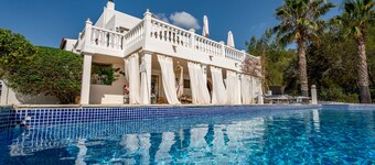 Charming holiday home 'Can Paradís' with sea views, Wi-Fi and a/c in Ibiza