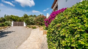 Property grounds - Charming holiday home 'Can Paradís' with sea views, Wi-Fi and a/c in Ibiza (Sant Antoni de Portmany)