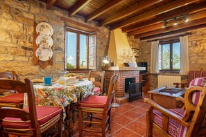 Dining - Holiday Home 'El Prado De La Romia' with Mountain View, Private Terrace and Private Garden (Argüero Villaviciosa)