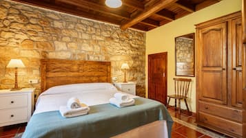 2 bedrooms, iron/ironing board, bed sheets