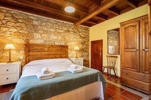 2 bedrooms, iron/ironing board, bed sheets - Holiday Home 'El Prado De La Romia' with Mountain View, Private Terrace and Private Garden (Argüero Villaviciosa)