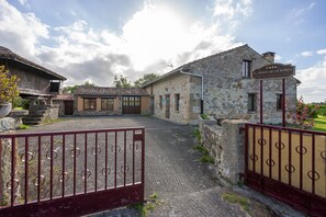 Exterior - Holiday Home 'El Prado De La Romia' with Mountain View, Private Terrace and Private Garden (Argüero Villaviciosa)