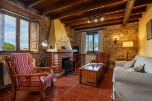 TV, fireplace, DVD player - Holiday Home 'El Prado De La Romia' with Mountain View, Private Terrace and Private Garden (Argüero Villaviciosa)