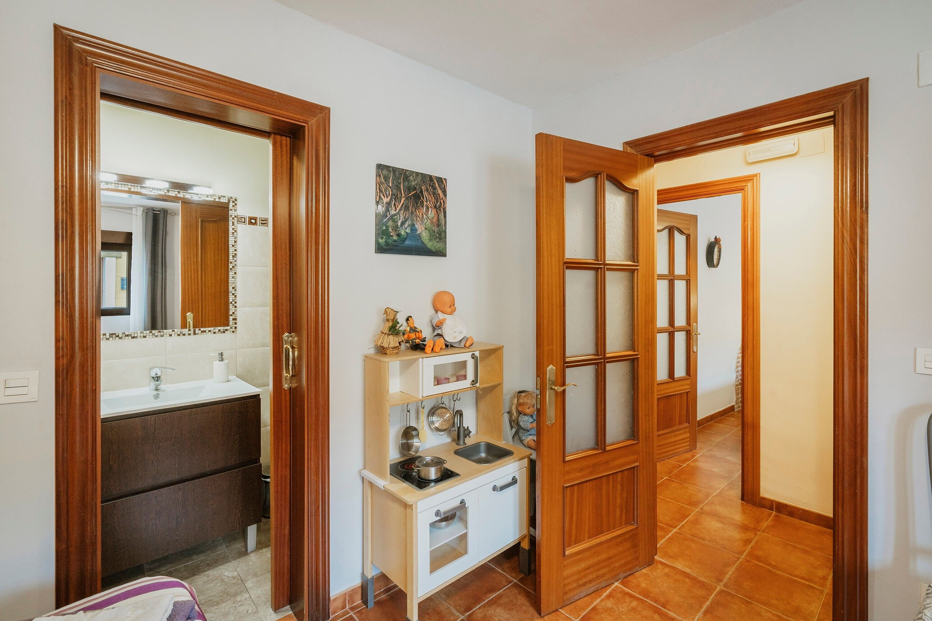 Cocina compacta con lavaplatos, microondas y una pequeña encimera.
