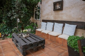 Terrace/patio - Pinar de las Cabanuelas – Country Home for 5, Ciudad Real, Garden & Terrace (VILLANUEVA DE DUERO)