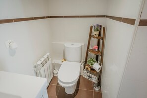 Dusj, hårføner og håndklær