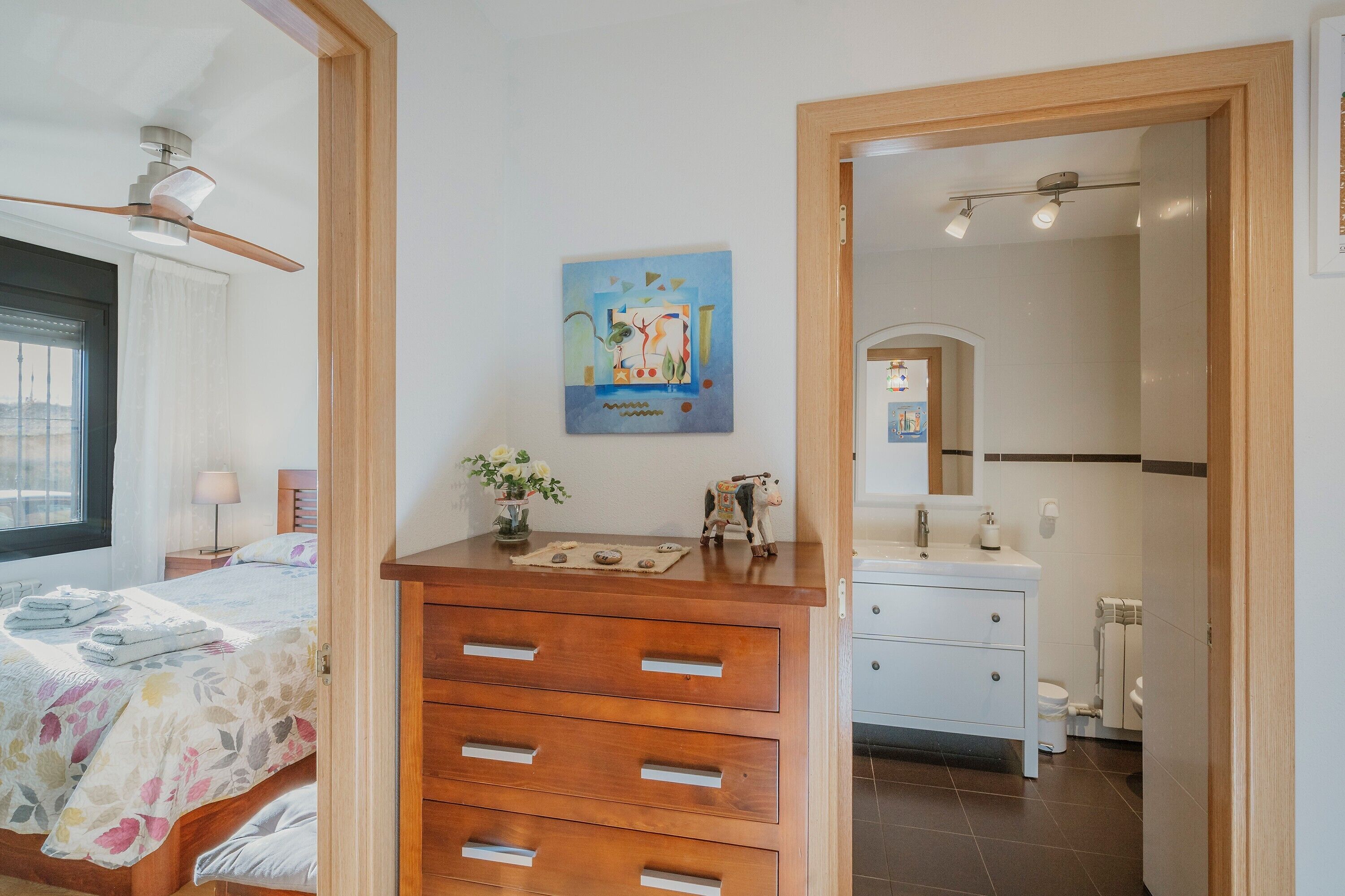 2 slaapkamers, een strijkplank/strijkijzer, gratis wifi, beddengoed