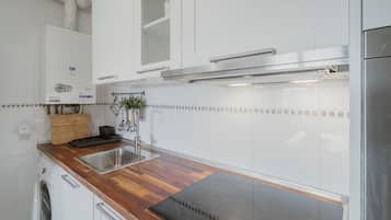 Kühlschrank, Mikrowelle, Herdplatte, Geschirrspüler