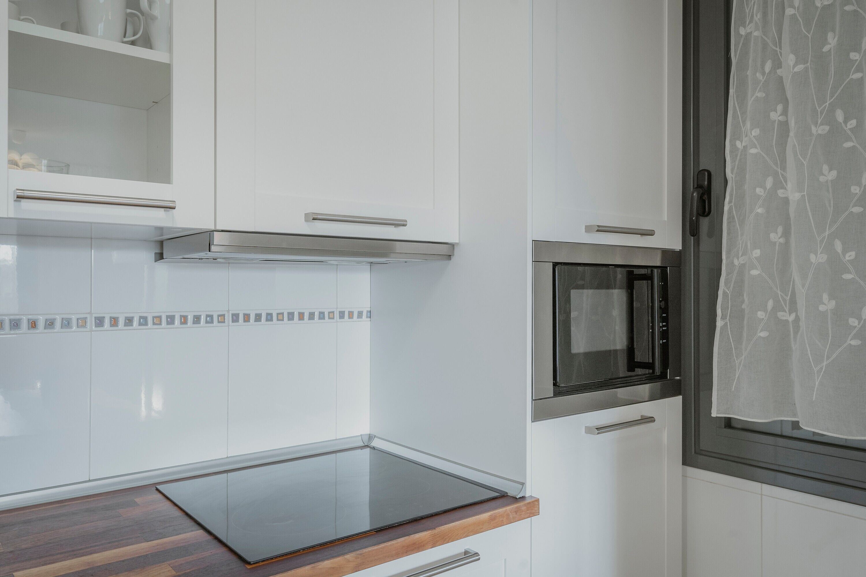 Een koelkast, een magnetron, een kookplaat, een vaatwasser