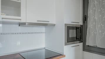 Een koelkast, een magnetron, een kookplaat, een vaatwasser