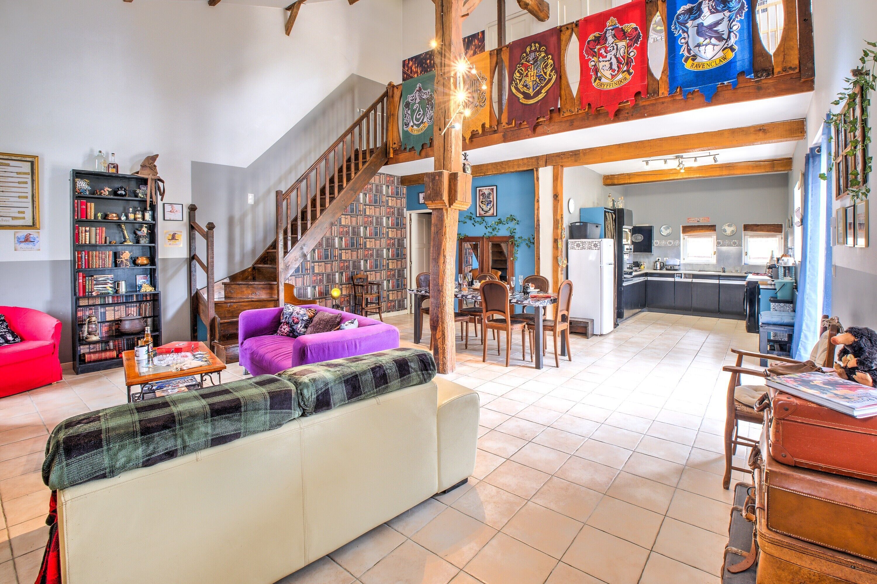 Een televisie, een open haard, een dvd-speler en een stereo