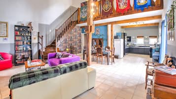 Een televisie, een open haard, een dvd-speler en een stereo