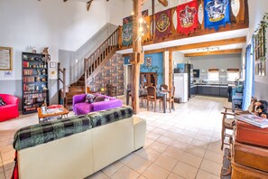 Fernseher, Kamin, DVD-Player, Stereoanlage