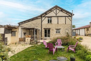 Exterior - Magical Stay at the Magicogîte – Harry Potter, with Shared Pool and Air Conditioning (Beaumontois-en-Périgord)