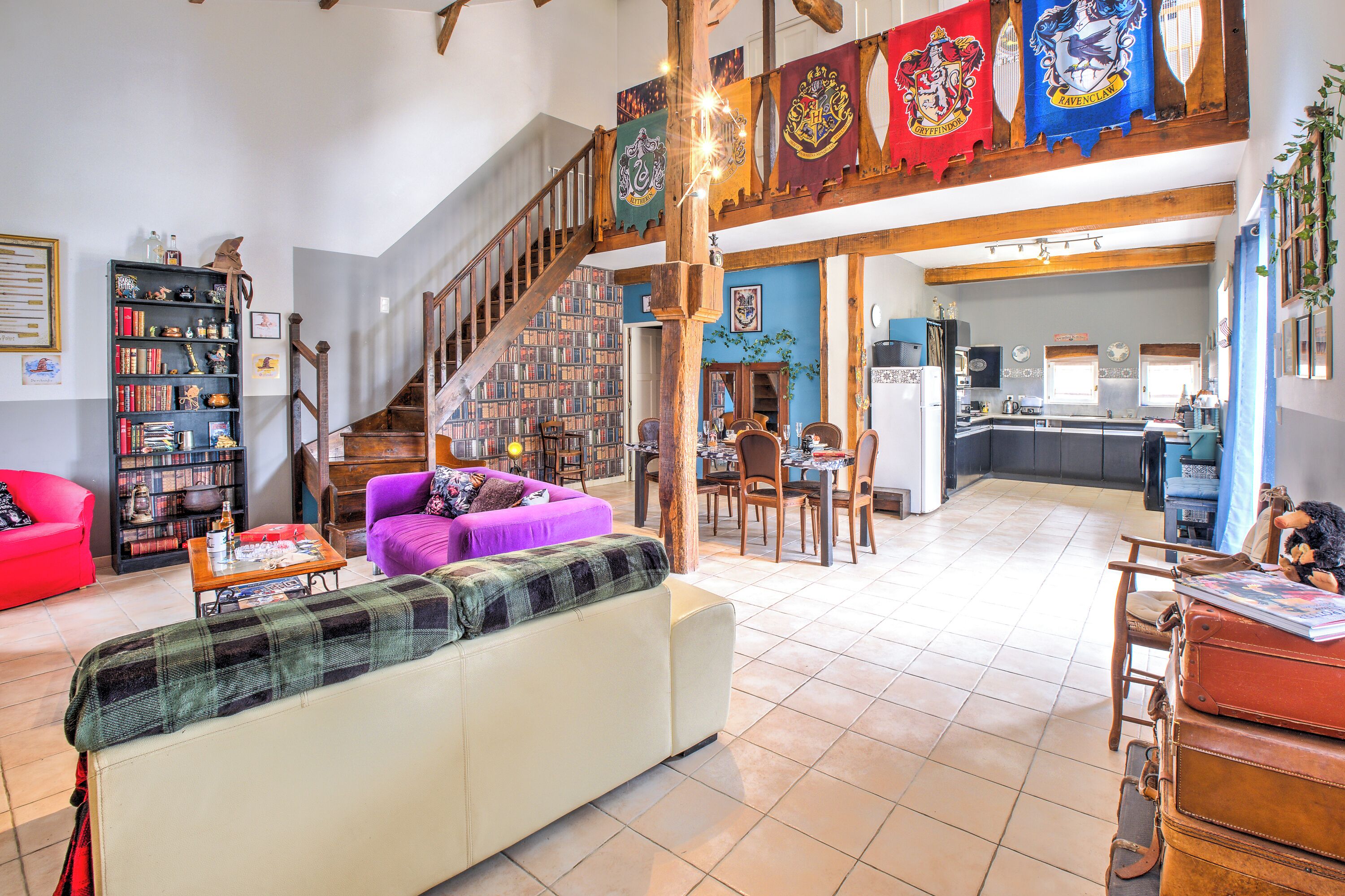 Televisión, chimenea, reproductor de DVD y estéreo 