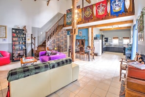 Fernseher, Kamin, DVD-Player, Stereoanlage