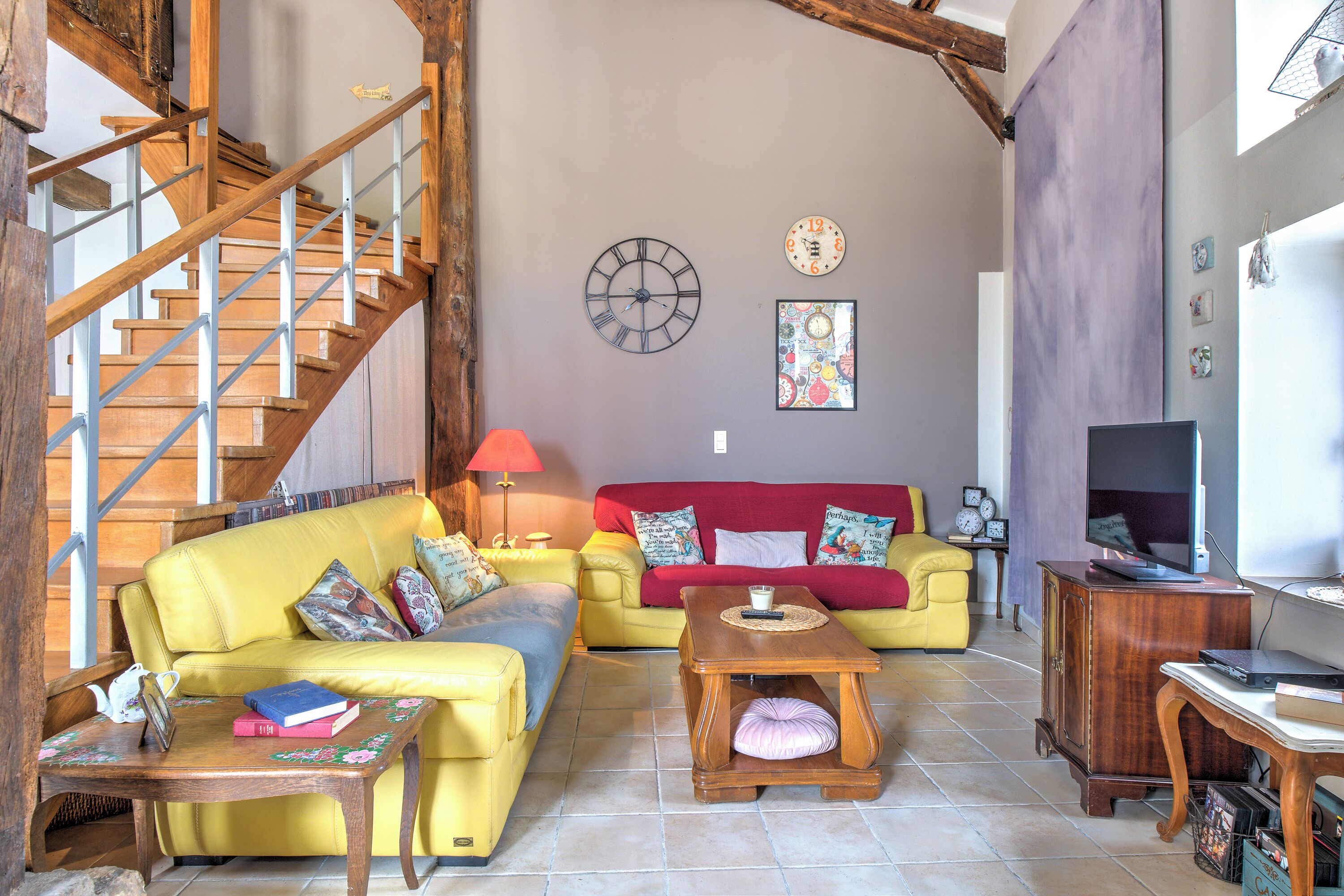 Télévision, cheminée, lecteur de DVD, chaîne hi-fi