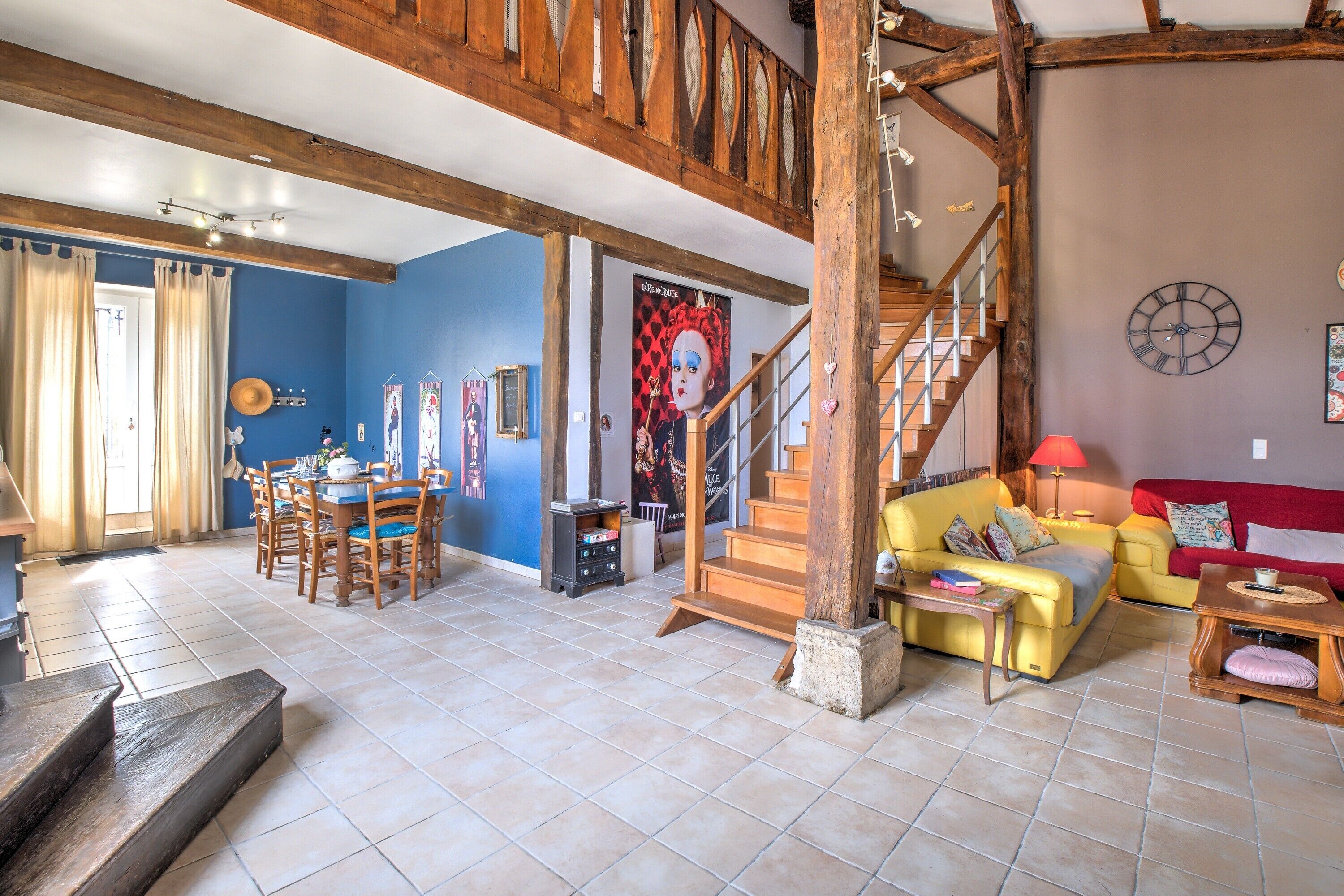 Een televisie, een open haard, een dvd-speler en een stereo