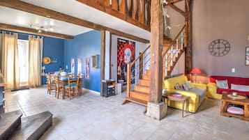 Een televisie, een open haard, een dvd-speler en een stereo