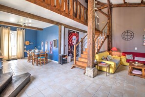 Tv, pejs, dvd-afspiller, stereoanlæg