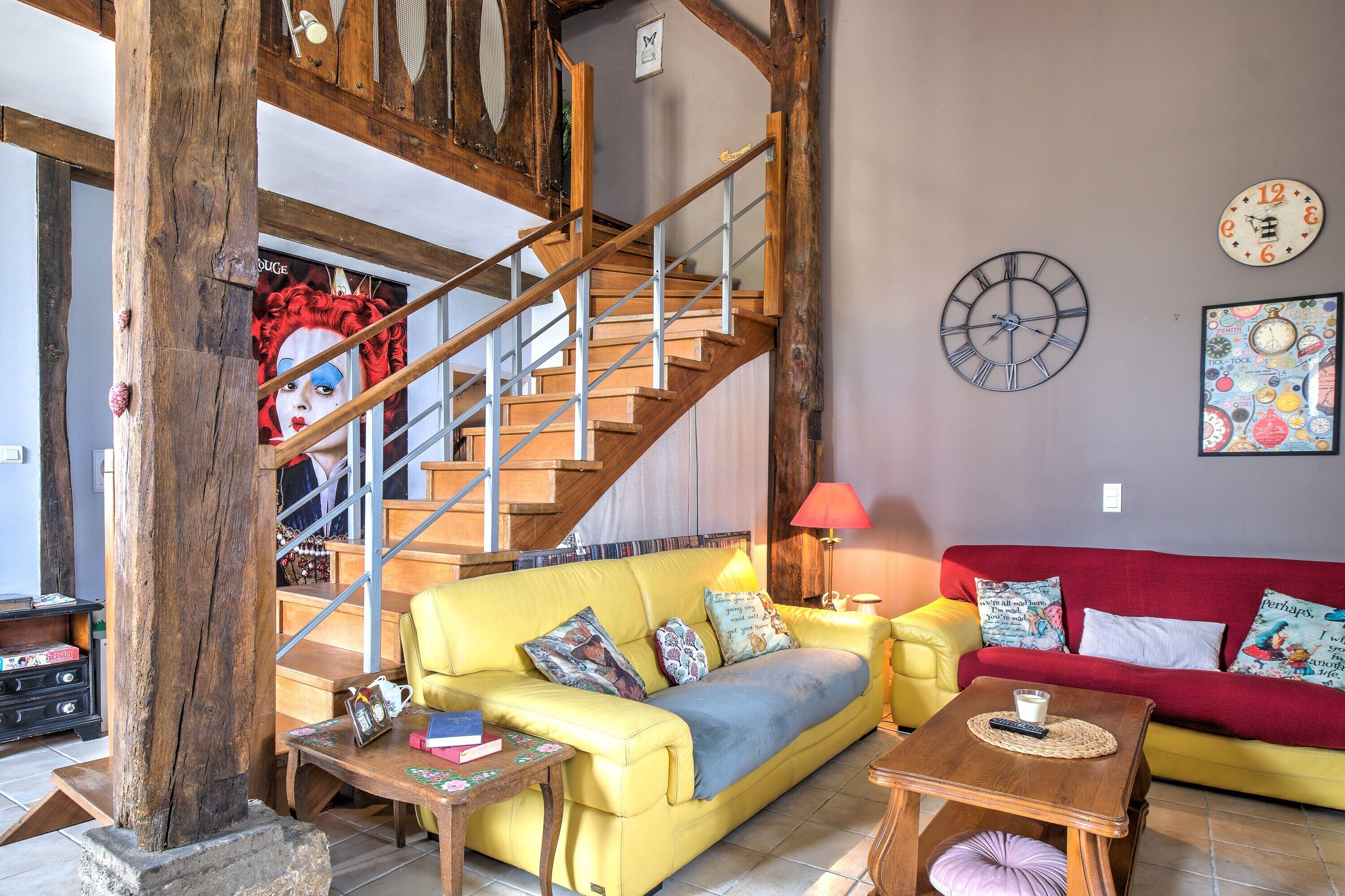 Een televisie, een open haard, een dvd-speler en een stereo