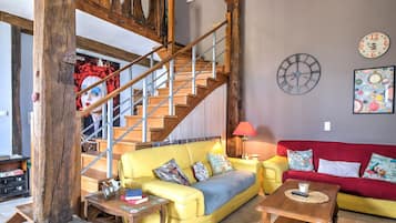 Een televisie, een open haard, een dvd-speler en een stereo