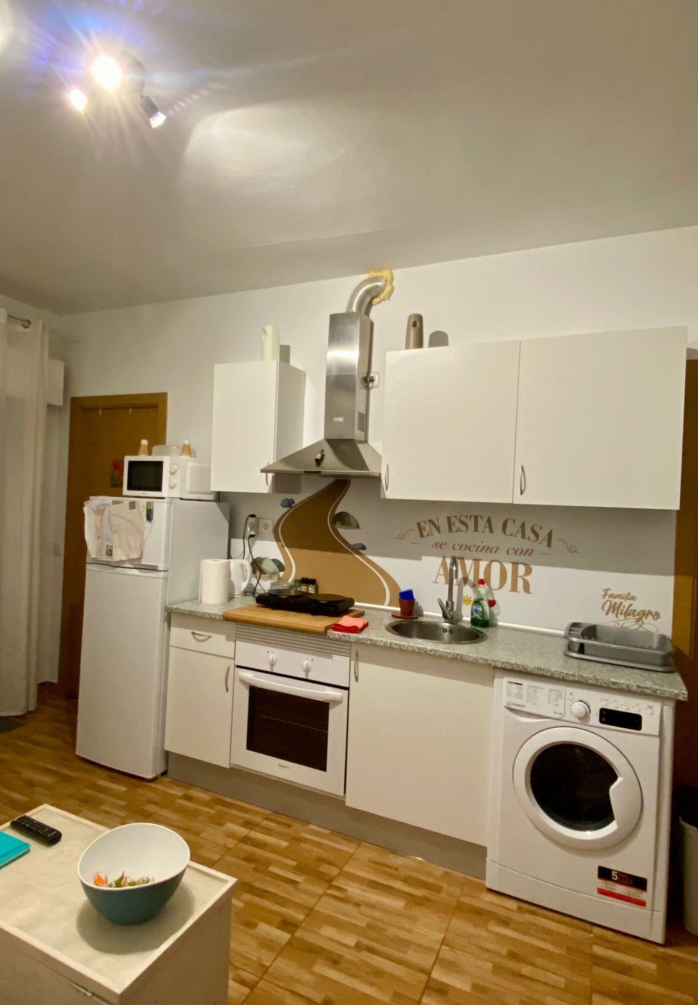 冷蔵庫、電子レンジ、オーブン、コンロ