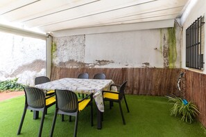 Outdoor dining - Holiday Home "Sol y Luna" with Shared Pool and Wi-Fi (Manzaneque)