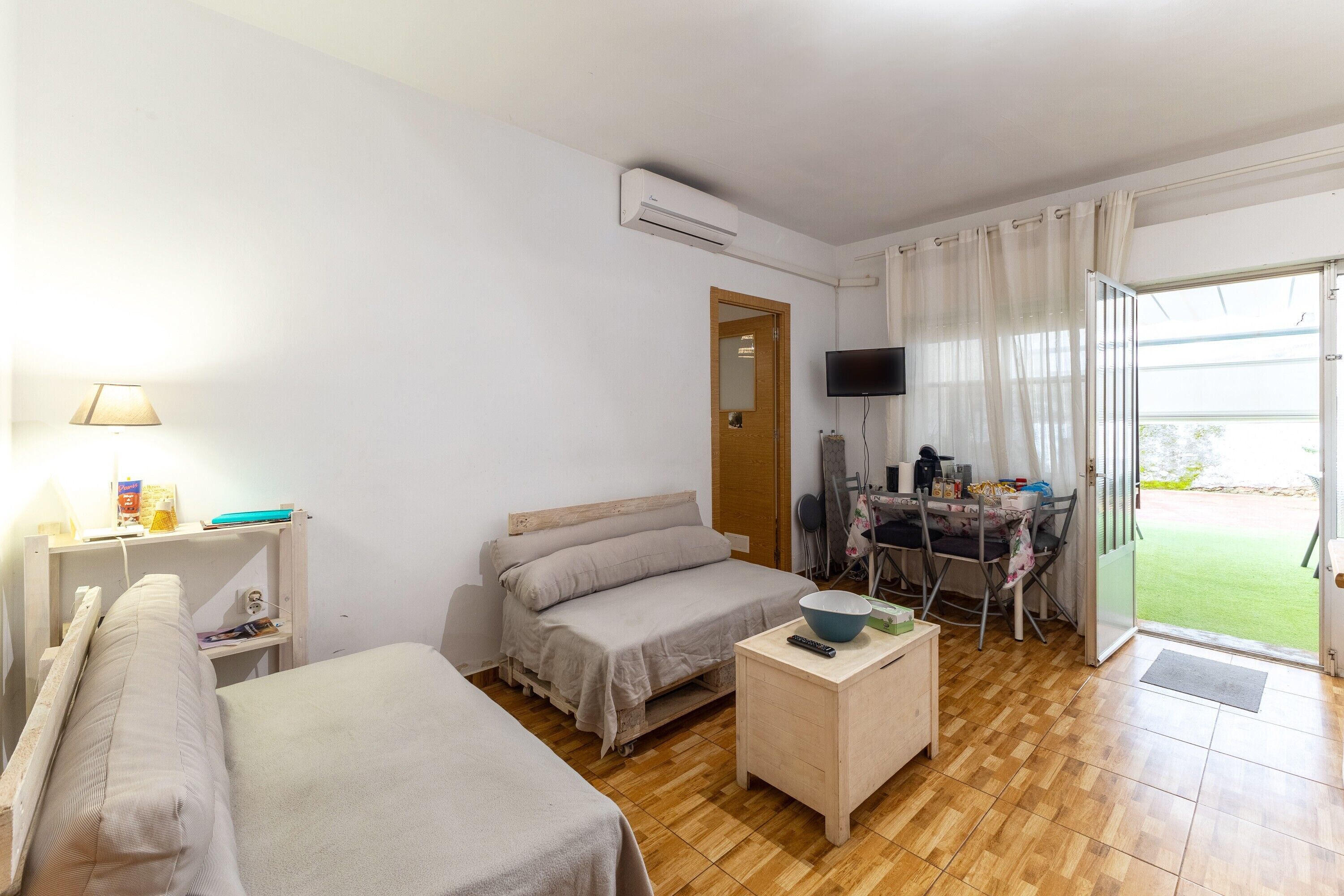 4 slaapkamers, een strijkplank/strijkijzer, gratis wifi, beddengoed